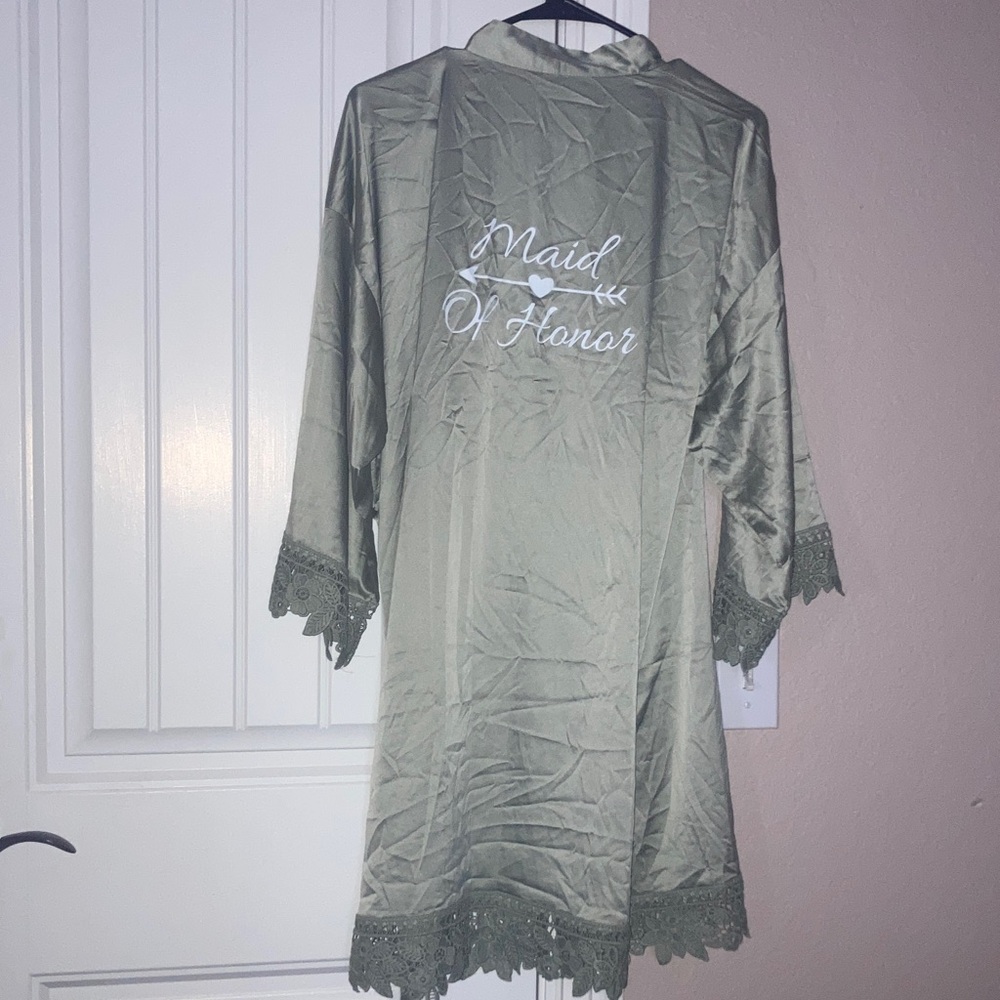 10/&13 NWOT (no tie) Maid of honor Lace Trim Satin Robe - sage Green S/M